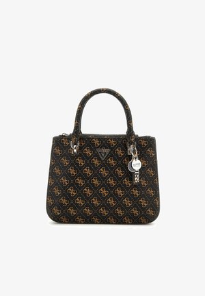 Sac à main noir avec motif GS entrelacé marron, deux poignées, plaque logo Guess, et breloques suspendues en argent comprenant une étiquette circulaire et un porte-clés.