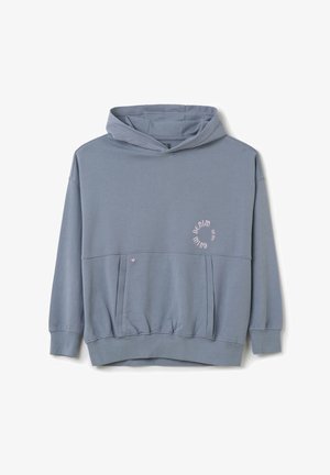Lichtblauwe hoodie gemaakt van zachte stof. Heeft een voorzak, geribde manchetten en een roze tekstontwerp met een hartaccent.