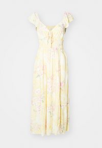 Gul blommig maxiklänning med korta volangärmar, smockad midja och flerlagad kjol med pastellrosa och gröna mönster.