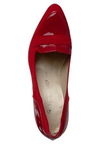 Chaussure plate en cuir verni rouge avec bout pointu et bride décorative à l'avant, semelle intérieure beige marquée "Peter Kaiser."