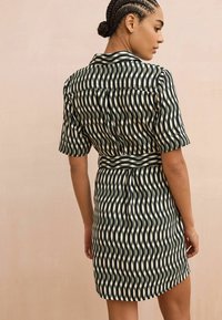 Next TALL FIT MINI TIE WAIST  - Ingruha - green black geo print
