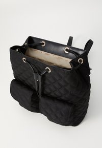 Schwarze gesteppte Bucket-Bag mit Metallösen und Kordelzugverschluss. Verfügt über ein glattes Inneres mit dezentem Markenlogo-Muster.