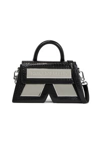 Svart handväska med krokodilprägling, strukturerad design, silverfärgade metalldetaljer och logotyp. Har ett handtag upptill och en avtagbar axelrem.