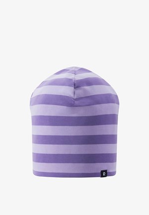 Berretto morbido a maglia con strisce orizzontali viola chiaro e scuro e una piccola etichetta nera sul bordo inferiore.