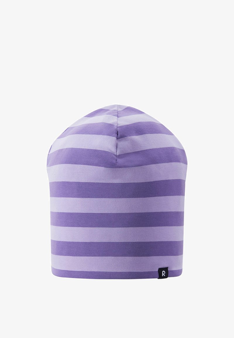 Bonnet en tricot doux avec des rayures horizontales violettes claires et foncées et une petite étiquette noire sur le bord inférieur.