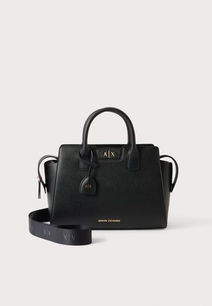 Sort lædertaske fra Armani Exchange med to håndtag, en aftagelig skulderrem og gyldne logodetaljer på fronten og mærket.