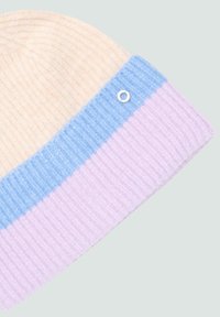 Gebreide beanie met een crèmewitte body, voorzien van een lichtblauwe en lavendel gestreepte band. Inclusief een klein zilveren accentdetail.