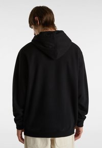 Zwarte pullover hoodie van katoen, met een voorste kangoeroezak, lange mouwen en een capuchon, met ribgebreide manchetten en onderrand.