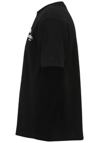 Camiseta de algodón negra de manga corta, diseño de cuello redondo, con texto de logo en blanco y un discreto detalle de marca en relieve en la manga.