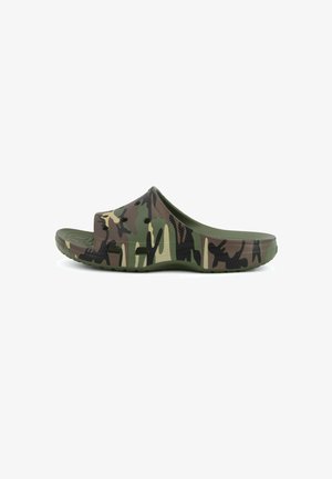 Sandalo slide con stampa mimetica, tomaia traforata, soletta testurizzata e suola sagomata per uso outdoor e casual.