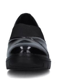 Scarpe nere slip-on con finitura in pelle verniciata lucida e fascia in tessuto elastico sulla parte superiore per una vestibilità sicura. Suola in gomma piatta.