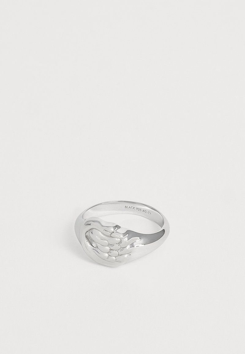 Bague en argent avec un motif de deux mains se serrant doucement sur la partie avant de l'anneau.