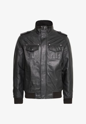 Chaqueta de cuero negra con un alto cuello, hombreras, dos bolsillos frontales con solapa y puños acanalados en la cintura y las mangas.