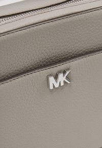 MICHAEL Michael Kors Bandolera - grey