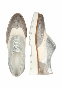 Sporty brogue sko i metallisk sølv, grå og hvid læder. Har perforeret detaljering og en tyk, tekstureret hvid sål.