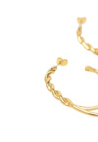 Orecchini a cerchio in oro con design intrecciato. Presentano una finitura lucida e una chiusura a perno sicura. Eleganti e leggeri.