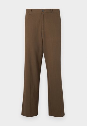 Pruunid sirged püksid, mis on valmistatud tekstuurist kangast, varustatud nööbiga sulgemise ja tavalise vöökohtaga, küljetaskute ning kohandatud õmblustega.