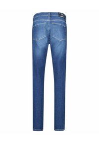 Jeans de mezclilla azul vistos desde atrás, con dos bolsillos traseros y una pequeña etiqueta de marca negra en la cinturilla.