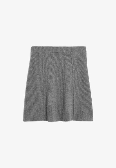 Grauer gerippter Strickrock mit ausgestellter Form und breitem Bund. Der Stoff hat eine weiche Textur und ein gleichmäßiges vertikales Muster.