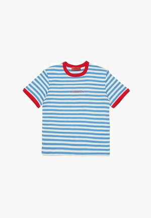 Tričko s krátkym rukávom s modrými a bielymi horizontálnymi pásmi a červeným golierom a manžetami rukávov, s malým logo textu uprostred.