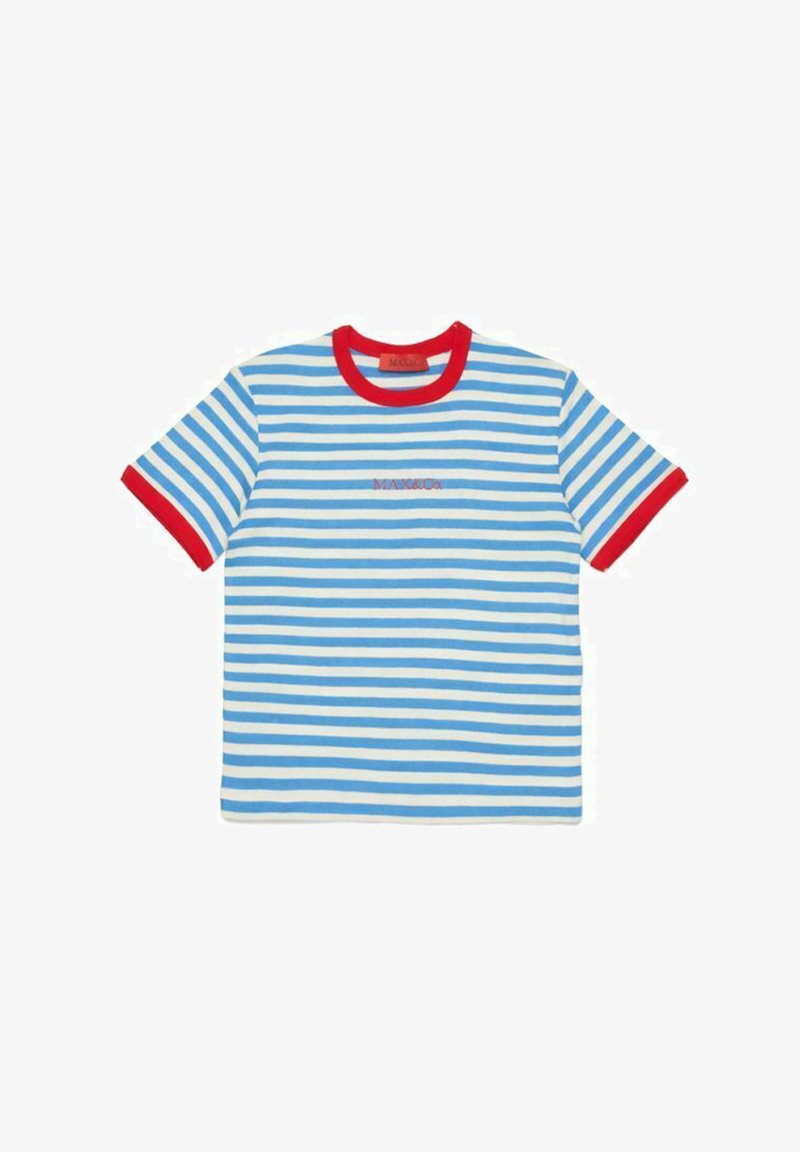 Majica s kratkimi rokavi z modro-belimi vodoravnimi črtami ter rdečo ovratnico in manšetami na rokavih, z majhnim besedilnim logotipom na sredini.