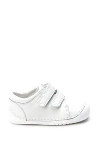 Weiße Lederschuhe mit zwei Klettverschlüssen, runder Zehenform, strukturiertem Sohlen und genähten Details an den Kanten.