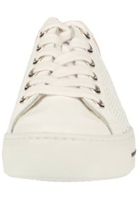 Weiße perforierte Leder-Sneaker mit runder Spitze, flachen Schnürsenkeln, silbernen Ösen und strukturiertem Gummisohle. Dezente blaue Akzente an der Seite.