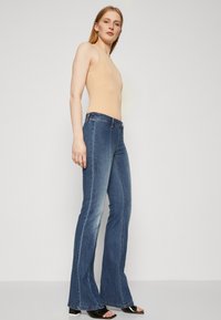 ONLY Tall ONLWAUW MID FLARED ZIP CUT - Vaqueros bootcut - medium blue denim