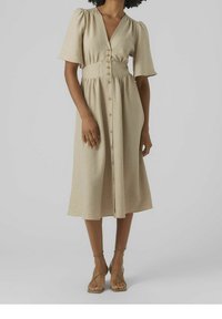 Vestido midi beige con mangas cortas abullonadas, escote en V, botones en la parte frontal y cintura ajustada. La tela tiene una textura sutil.