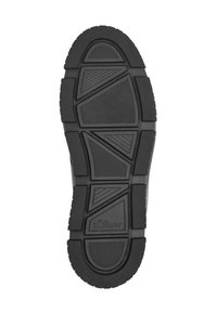 Suela de zapato de goma negra con textura estampada, que presenta surcos en ángulo para mayor agarre y el nombre de la marca "s.Oliver" en relieve en la superficie.