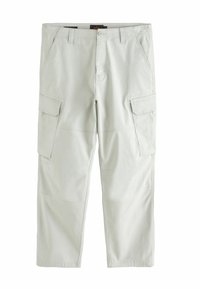 Pantalon cargo gris clair avec fermeture à boutons à l'avant, passants pour ceinture, poches latérales inclinées et poches à rabat sur chaque cuisse.