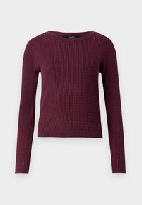 Pull en maille côtelée à manches longues, de couleur bordeaux foncé, avec un col rond et un ourlet légèrement raccourci.