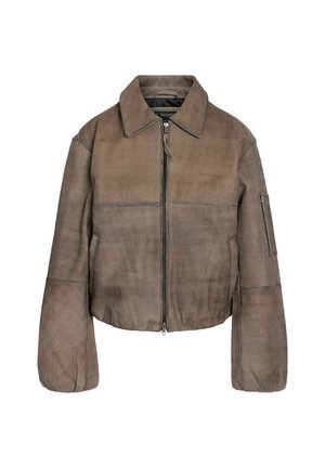 Brūna zamšādas bomberekostīma jaka ar priekšējo rāvējslēdzēju, platu apkakli, elastīgiem aprocēm, sānu kabatām un rāvējslēdzēja kabatu uz piedurknes.