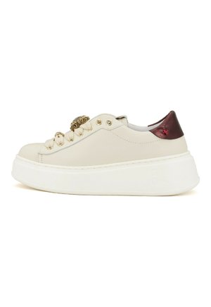 Sneaker bianco in pelle con suola spessa, decorato con dettagli dorati sui lacci e un accento in pelle bordeaux sul tallone.