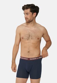 Námořnické modré boxerky vyrobené z měkké tkaniny, se skládacím elastickým pasem v burgundské barvě s brandingem "Danish Endurance" a konturovaným designem pouch.