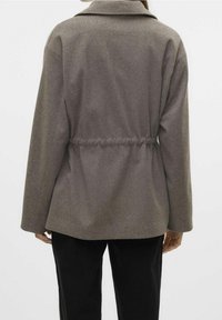 Bruine jas van een wolblend met een kraag, elastische taille en losse pasvorm. Voorzien van lange mouwen en een gestructureerde stof, ontworpen voor casual gebruik.