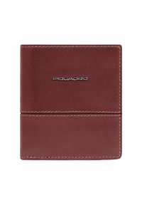 Bordeauxrode leren portemonnee met een gladde textuur, voorzien van een zilveren "Piquadro"-logo en witte stikselaccenten. Compact rechthoekig ontwerp.