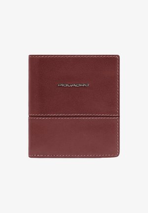 Portefeuille en cuir bordeaux à la texture lisse, arborant un logo "Piquadro" argenté et des accents de couture blanche. Design rectangulaire compact.