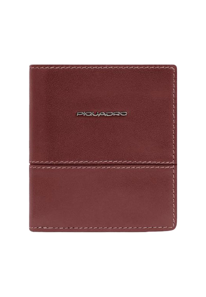 Bordeauxrode leren portemonnee met een gladde textuur, voorzien van een zilveren "Piquadro"-logo en witte stikselaccenten. Compact rechthoekig ontwerp.