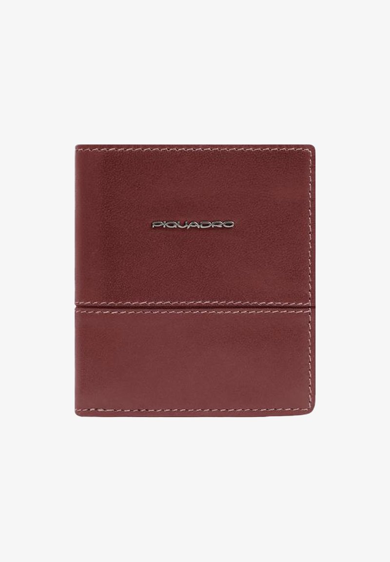 Bordeauxrode leren portemonnee met een gladde textuur, voorzien van een zilveren "Piquadro"-logo en witte stikselaccenten. Compact rechthoekig ontwerp.