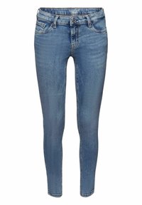 Jeans ajustados de denim azul, con cintura de altura media, bolsillos frontales y cierre de botón. Textura suave con un desgaste mínimo.