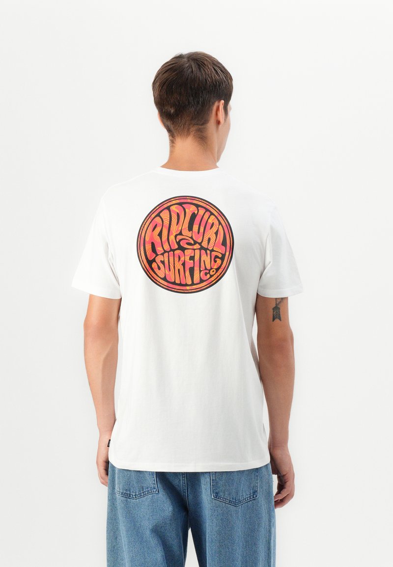 Hvit bomull t-skjorte med et rundt, fargerikt "Rip Curl Surfing Co"-grafikk på baksiden. Løs passform med korte ermer og rund hals.
