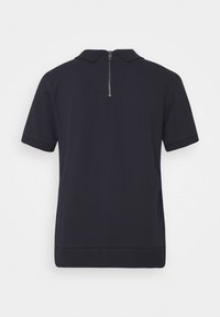 Tmavě námořnická polokošile s krátkým rukávem, klasickým límečkem a zipem na zádech. Hladká textura, minimalistický design a bez vzorů.