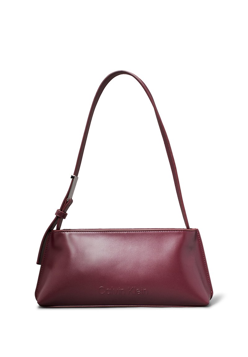Calvin Klein EMBOSSED LOGO SHOULDER BAG - Kézitáska - oxblood