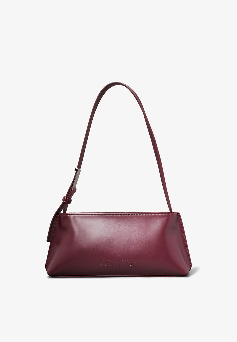 Calvin Klein EMBOSSED LOGO SHOULDER BAG - Torbica - oxblood