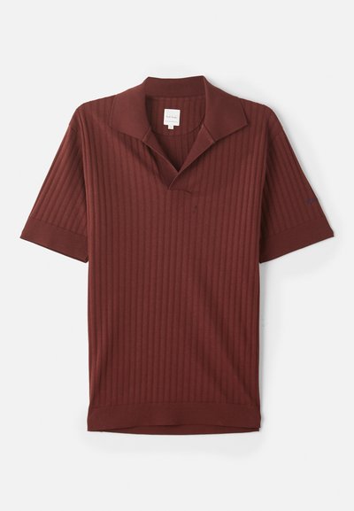 Βυσσινί πόλο μπλούζα με ριγωτή υφή, κοντά μανίκια, μυτερό γιακά και ένα μικρό μπλε λογότυπο στη αριστερή μανσέτα.