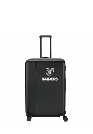 Schwarzer Hartschalenkoffer mit Teleskopgriff und vier Rollen, vorne mit dem Raiders-Logo und Schriftzug.