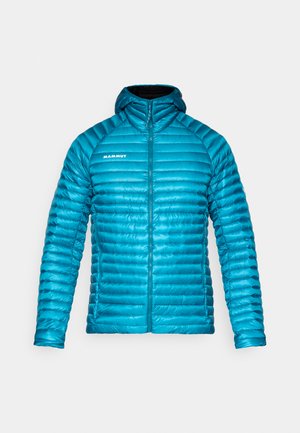 Blaue isolierte Jacke mit Kapuze, mit horizontalem Steppmuster, Reißverschluss und Logo auf der linken Brust. Glatte Außentextur.