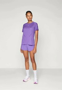 ASICS METARUN SPLIT SHORT - Korte broeken - edo purple
