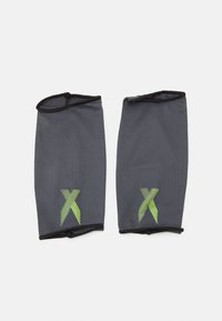 Grijze mesh arm sleeves met zwart accent, voorzien van een groen gestreept "X" logo op elke sleeve, ontworpen voor ademend vermogen en comfort.